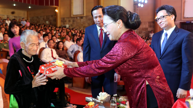 Ketua MN Nguyen Thi Kim Ngan menghadiri acara menyampaikan Piagam Negara Mencatat Jasa - ảnh 1