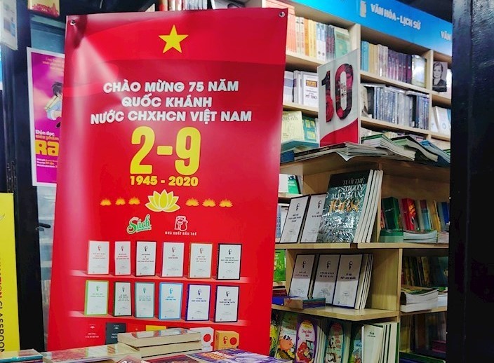 Pameran buku dengan tema: “Memperingati ulang tahun ke-75 Hari Nasional Republik Sosialis Viet Nam” - ảnh 1
