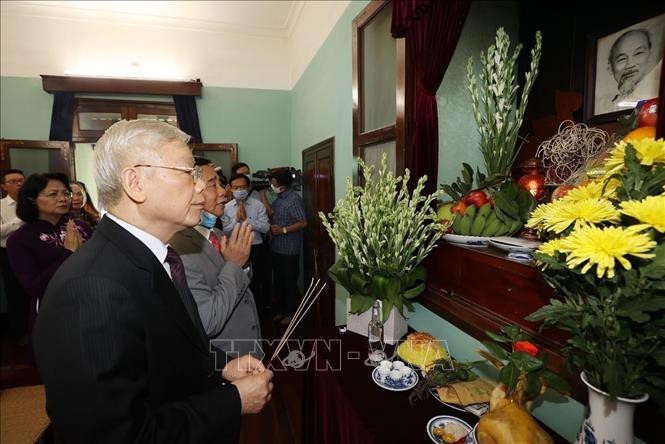 Sekjen, Presiden Nguyen Phu Trong membakar hio untuk mengenangkan Presiden Ho Chi Minh - ảnh 1