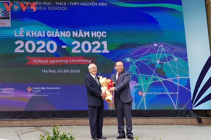 Sekitar 23 juta pelajar di seluruh Viet Nam menghadiri acara pembukaan tahun agar 2020-2021 - ảnh 1