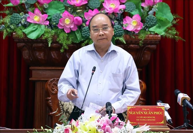 PM Nguyen Xuan Phuc memerika pekerjaan  menanggulangi bencana kekeringan dan salinisasi di Provinsi Tien Giang - ảnh 1