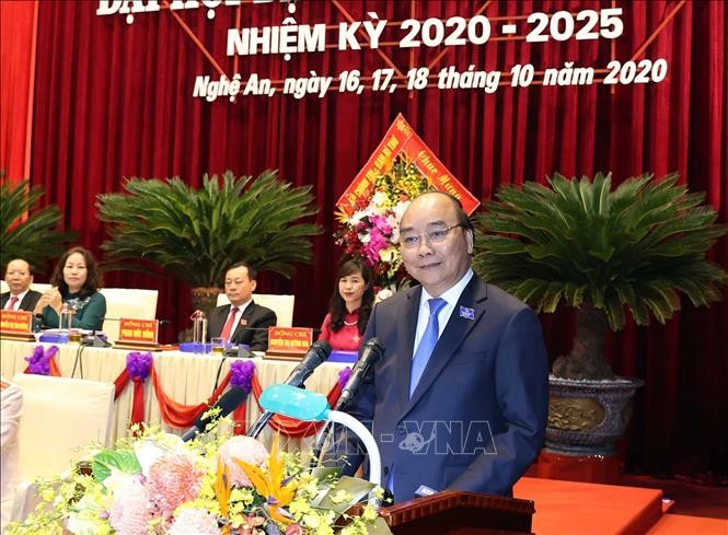 PM Nguyen Xuan Phuc menghadiri dan memimpin Kongres ke-XIX Organisasi Partai Komunis Viet Nam Provinsi Nghe An - ảnh 1