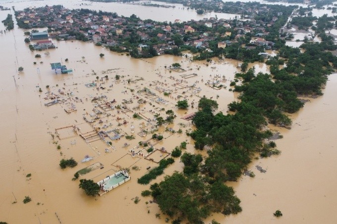 AS membantu provinsi-provinsi di Viet Nam Tengah yang terkena bencana banjir - ảnh 1