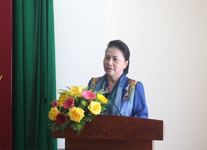 Ketua MN Nguyen Thi Kim Ngan Hadiahkan Bingkisan Hari Raya Tet di Provinsi Ben Tre - ảnh 1