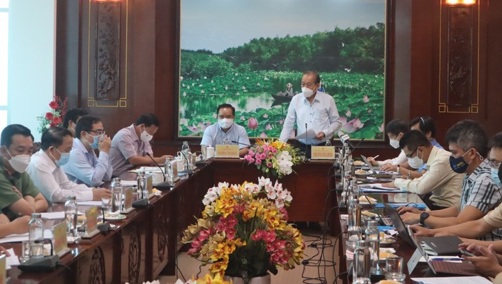 Deputi Harian PM Truong Hoa Binh Lakukan Temu Kerja dengan Provinsi Long An tentang Pencegahan dan Penanggulangan Wabah Covid-19 - ảnh 1