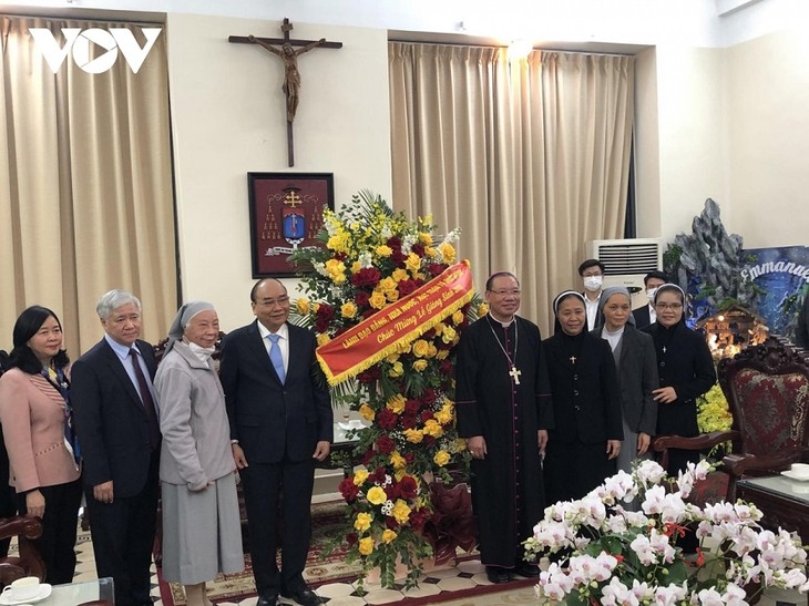Presiden Nguyen Xuan Phuc mengucapkan selamat Natal kepada Keuskupan Ha Noi dan Komite Persatuan Katolik Viet Nam - ảnh 1