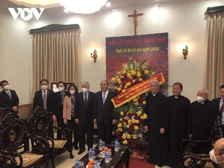 Presiden Nguyen Xuan Phuc mengucapkan selamat Natal kepada Keuskupan Ha Noi dan Komite Persatuan Katolik Viet Nam - ảnh 2