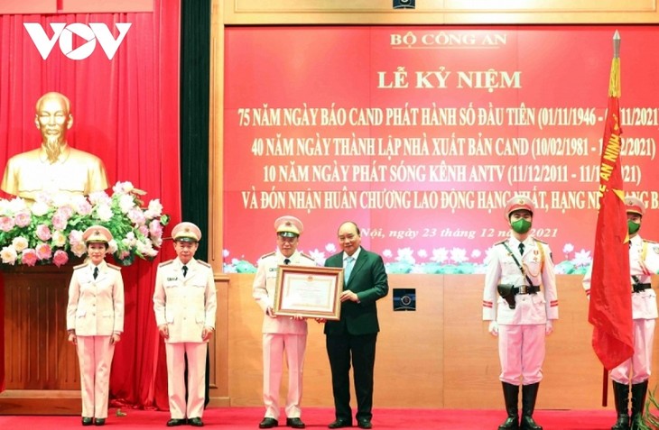 Presiden Nguyen Xuan Phuc Hadiri Peringatan ke-75 Berdirinya Koran Pasukan Keamanan Publik - ảnh 2