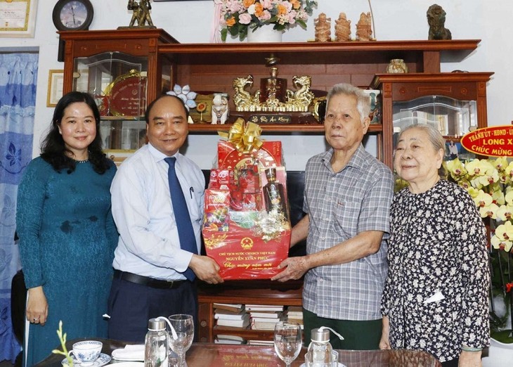 Presiden  Nguyen Xuan Phuc Sampaikan Bingkisan Hari Raya Tet kepada Keluarga yang Mendapat Kebijakan Prioritas dan Mengalami Kesulitan di Provinsi An Giang - ảnh 2