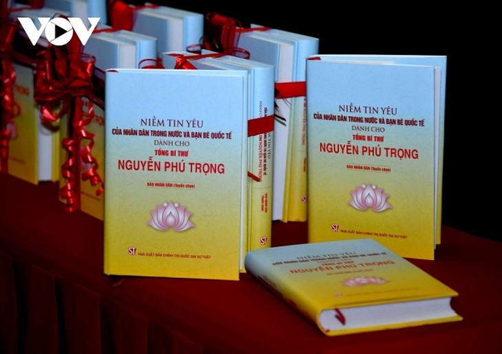 Perkenalkan Buku “Kepercayaan Rakyat dan Sahabat Internasional” untuk Sekjen Nguyen Phu Trong - ảnh 1