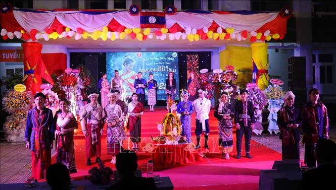 Pelajar Internasional Laos Sambut Hari Perayaan Tradisional Bunpimay di Ibukota Kuno Hue - ảnh 1