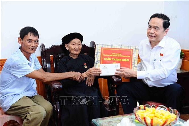 Wakil Harian Ketua MN Tran Thanh Man Hadiahkan Bingkisan kepada Ibu Viet Nam Heroik, Orang yang Mendapat Kebijakan Prioritas di Provinsi Cao Bang - ảnh 1