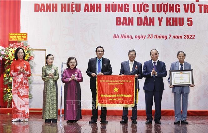 Presiden Nguyen Xuan Phuc Sampaikan Gelar Pahlawan Angkatan Bersenjata kepada Badan Kedokteran Sipil Zona 5 - ảnh 2