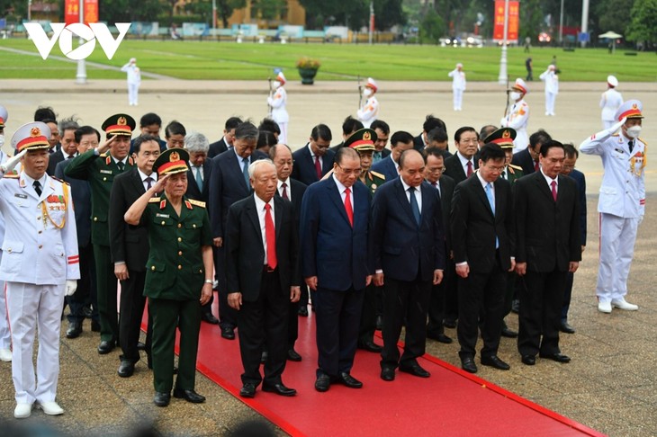 Pimpinan Partai Komunis dan Negara Masuk Mausolem untuk Berziarah kepada Presiden Ho Chi Minh - ảnh 1