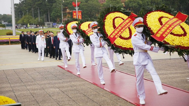 Pimpinan Partai Komunis dan Negara Masuk Mausolem untuk Berziarah kepada Presiden Ho Chi Minh - ảnh 2