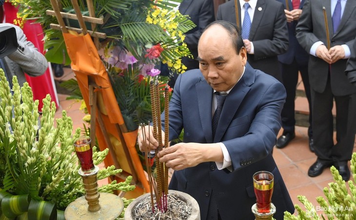 Presiden Nguyen Xuan Phuc Bakar Hio untuk Mengenang Penyair Perempuan Ho Xuan Huong dan Para Martir di Provinsi Nghe An - ảnh 1