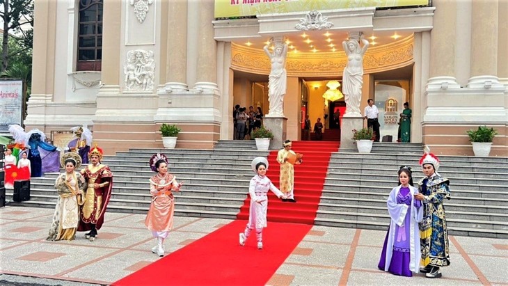 Menggugah Minat Penonton untuk Seni Tradisional di Kota Ho Chi Minh - ảnh 1