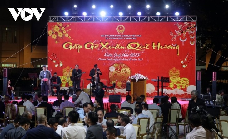 Perantau Vietnam di Kamboja Bergembira Tet Komunitas untuk Merayakan Musim Semi 2023 - ảnh 1