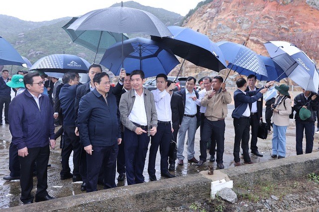 PM Pham Minh Chinh Melakukan Survei terhadap Sejumlah Proyek Utama di Provinsi Phu Yen - ảnh 1