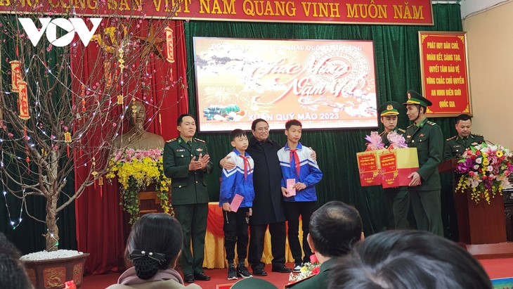 Pimpinan Partai Komunis dan Negara Mengucapkan Selamat Hari Raya Tet di Provinsi Cao Bang dan Lao Cai - ảnh 2