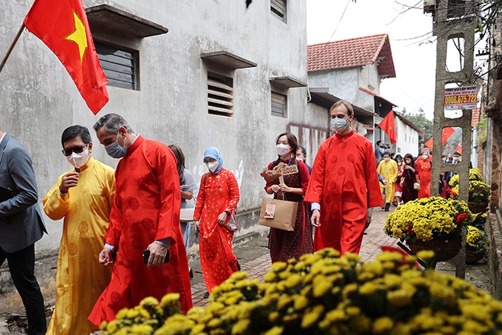Orang Asing Antusias Menawarkan Pengalaman Hari Raya Tet Vietnam setelah Dua Tahun Pandemi Covid-19 - ảnh 1