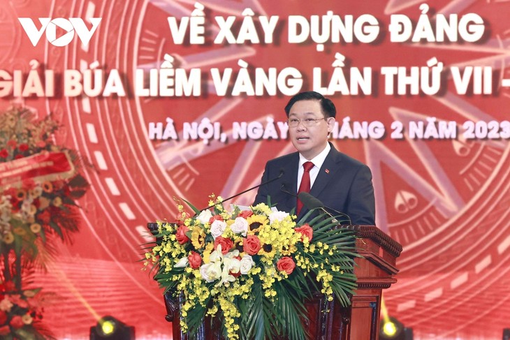 Ketua MN Vuong Dinh Hue: Karya-Karya Pers Memperkuat Pembelaan Fondasi Ideologi Partai Komunis Vietnam - ảnh 1