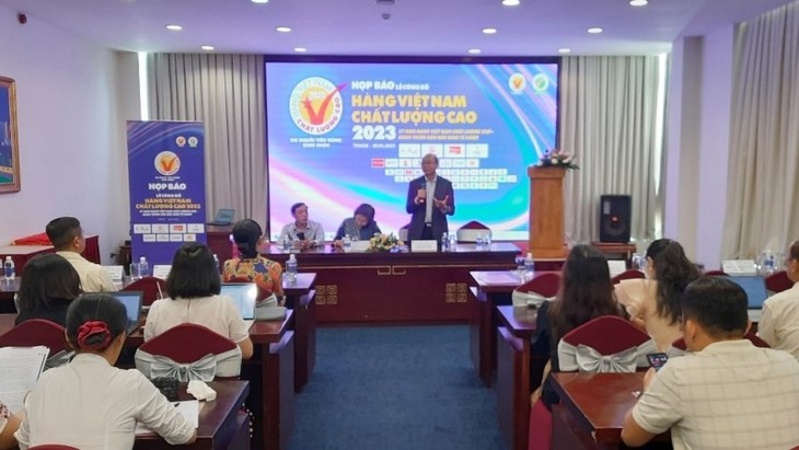 Lima Ratus Sembilan Belas Badan Usaha Mencapai Sertifikat Pengakuan Barang Vietnam Berkualitas Tinggi 2023 - ảnh 1