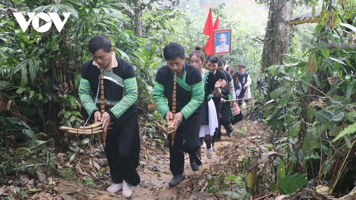 Warga Etnis Minoritas Mong di Provinsi Yen Bai Melindungi dan Menjaga Hutan - ảnh 1