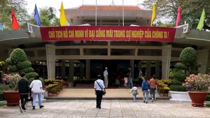 Ribuan Wisatawan Berziarah kepada Kuil Pemujaan Presiden Ho Chi Minh di Provinsi Tra Vinh - ảnh 1