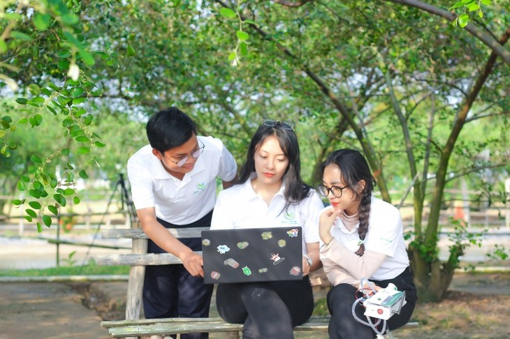 Mahasiswa Menggunakan Teknologi untuk Mendukung Petani Melakukan Pertanian Hijau - ảnh 2