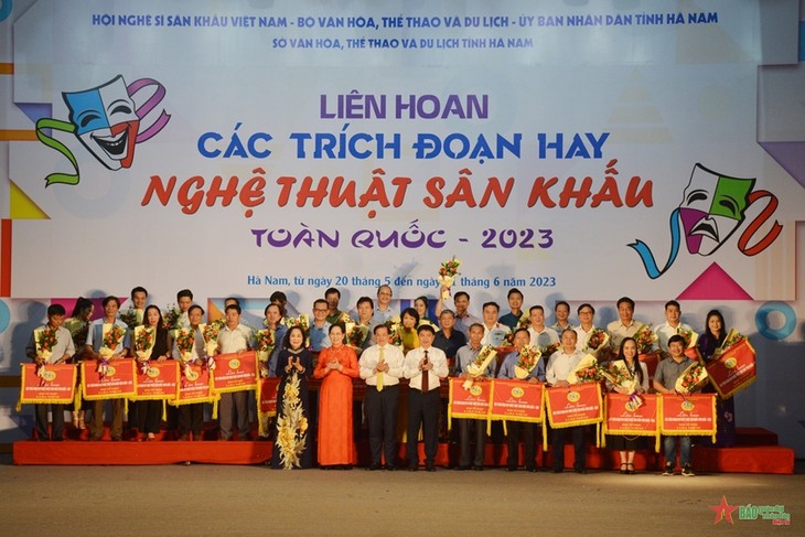 Festival Kutipan-Kutipan Bagus Seni Panggung Vietnam - ảnh 1