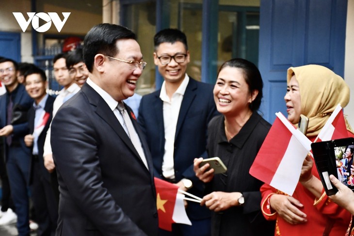Ketua MN Vuong Dinh Hue Temui Komunitas Orang Vietnam di Indonesia dan Temui Mantan Presiden Megawati Sukarnoputri - ảnh 1