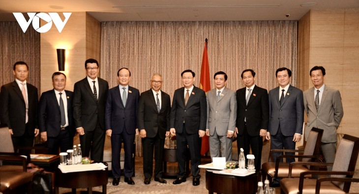 Ketua MN Vuong Dinh Hue Terima Berbagai Grup dan Badan Usaha Indonesia - ảnh 1