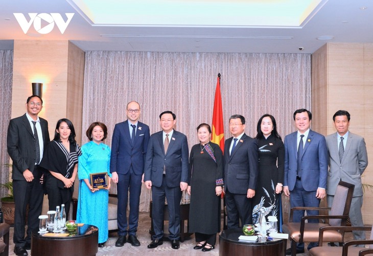Ketua MN Vuong Dinh Hue Terima Berbagai Grup dan Badan Usaha Indonesia - ảnh 2