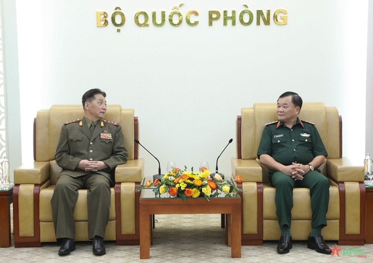 Letnan Jenderal Hoang xuan Chien Menerima Atase Militer Pertahanan RDRK - ảnh 1