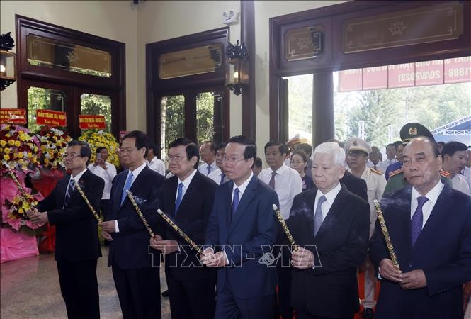 Pimpinan Partai Komunis dan Negara Vietnam Membakar Dupa untuk Mengenang Presiden Ton Duc Thang - ảnh 1