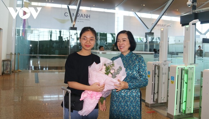Mengoperasikan Pintu Pemeriksaan Imigrasi Otomatis di Terminal Internasional Cam Ranh - ảnh 1