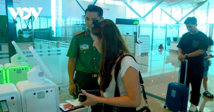 Mengoperasikan Pintu Pemeriksaan Imigrasi Otomatis di Terminal Internasional Cam Ranh - ảnh 2