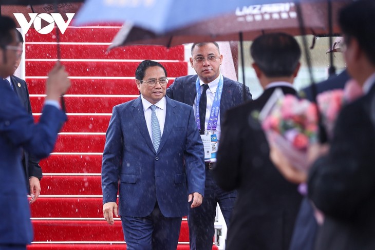 Perdana Menteri Pham Minh Chinh tiba di Nanning, Memulai Kunjungan Kerja dan Menghadiri Pekan Raya CAEXPO dan Konferensi CABIS - ảnh 1