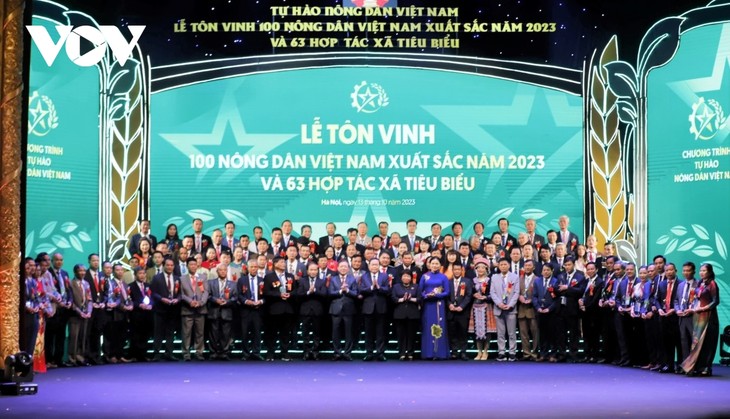 Memuliakan 100 Petani Vietnam yang Terkemuka pada Tahun 2023 dan 63 Koperasi Tipikal di Seluruh Negeri - ảnh 1