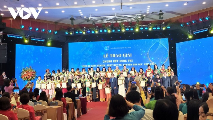 PM Pham Minh Chinh Hadiri Upacara Menyampaikan Penghargaan Final Nasional Kontes “Wanita Memulai Startup, Mengembangkan Sumber Daya Masyarakat Asli” - ảnh 2