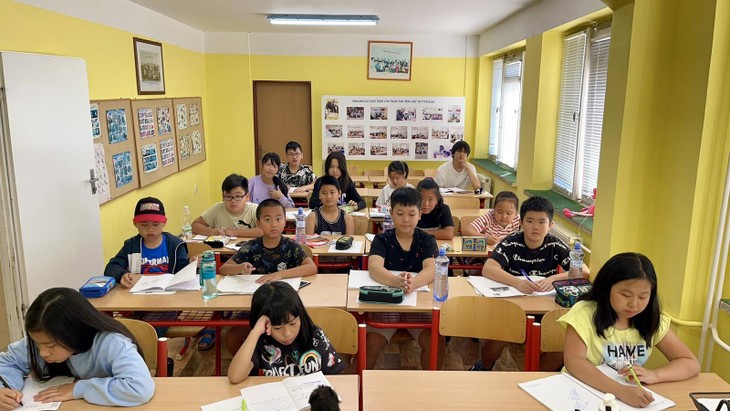 Melestarian Identitas Nasional Melalui Kegiatan Mengajar dan Belajar Bahasa Vietnam bagi Perantau Vietnam - ảnh 1