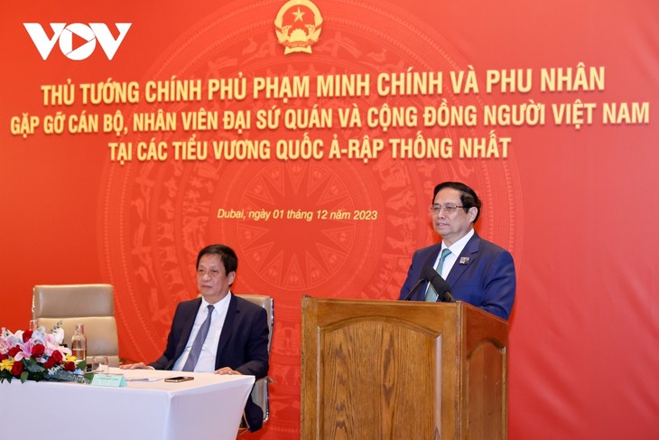 Perdana Menteri Pham Minh Chinh Bertemu dengan Komunitas Vietnam di Uni Emirat Arab - ảnh 1