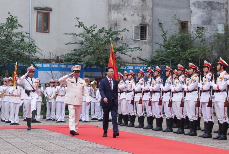 Presiden Vo Van Thuong Periksa Pekerjaan Siap Bertempur di Komando Satpam dan  Brimob - ảnh 1