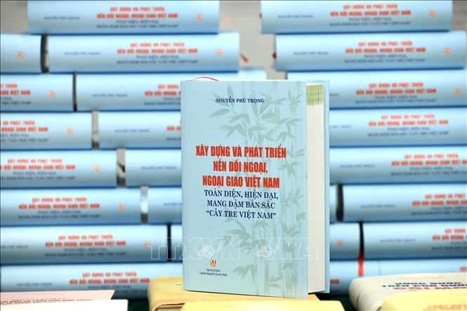 Buku Karya Sekjen Nguyen Phu Trong: “Pedoman” bagi Hubungan Luar Negeri - ảnh 1