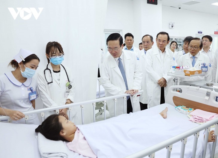 Presiden Vo Van Thuong Mengunjungi Rumah Sakit Anak-Anak 1 Sehubungan dengan Hari Dokter Vietnam - ảnh 1