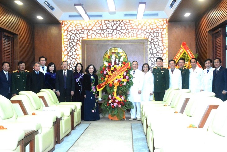 Anggota Harian Sekretariat KS PKV Truong Thi Mai Mengunjungi dan Mengucapkan Selamat kepada Rumah Sakit Tentara 108 - ảnh 1