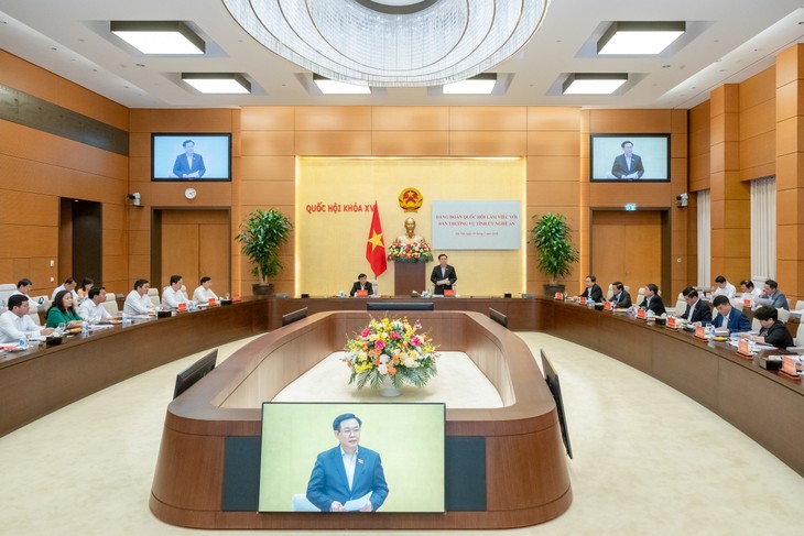 Ketua MN Vuong Dinh Hue Lakukan Temu Kerja dengan Badan Harian Komite Partai Provinsi Nghe An - ảnh 1