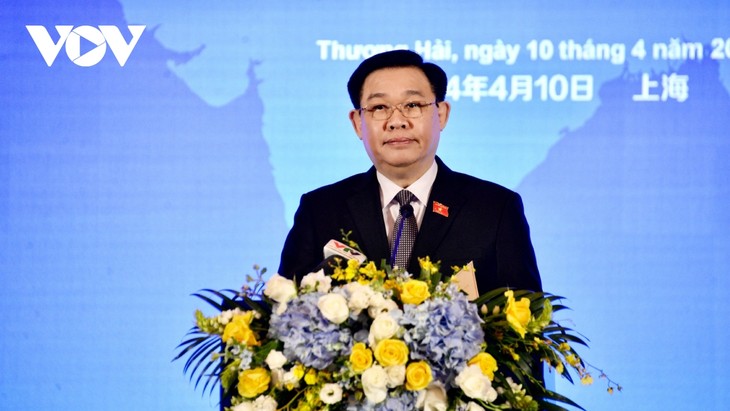 Ketua MN Vuong Dinh Hue Hadiri Forum Kebijakan dan UU tentang Pendorongan Kerja Sama Investasi dan Perdagangan Vietnam-Tiongkok - ảnh 1