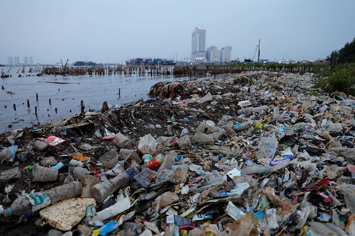 Dunia Berupaya Mencapai Perjanjian Global untuk Memerangi Polusi Plastik - ảnh 1